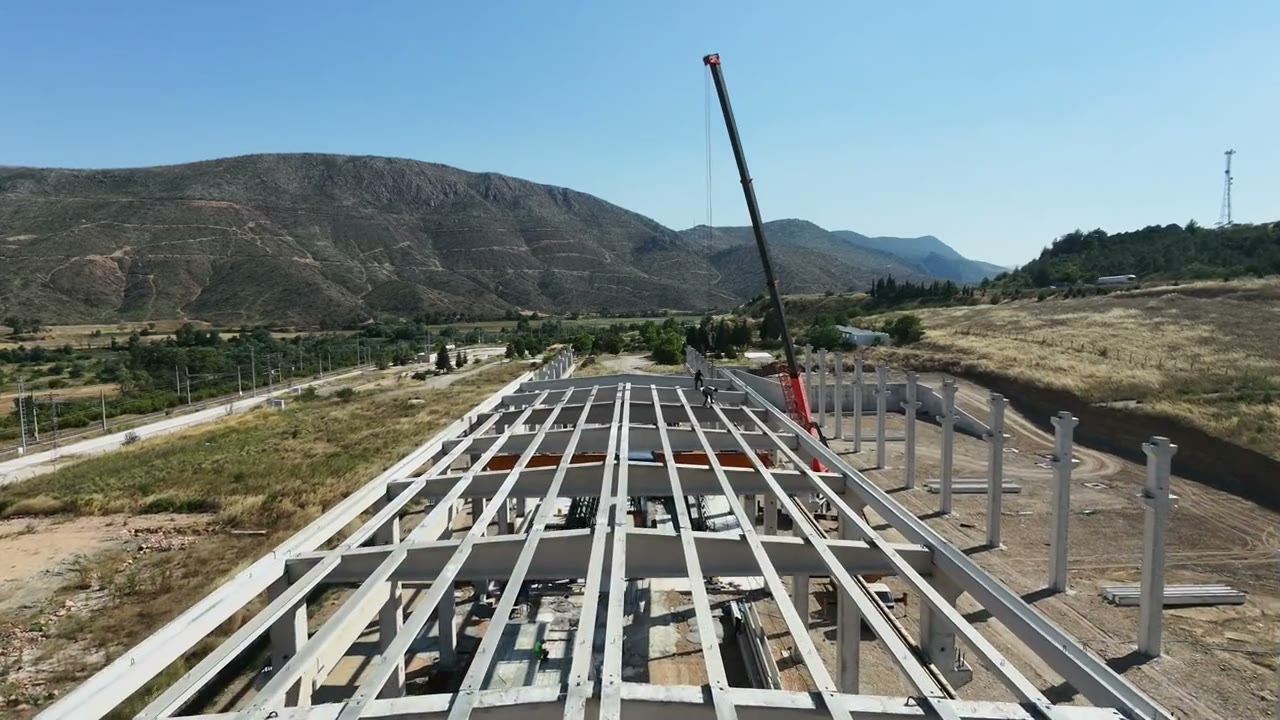 Prefabrik çatı makaslarının vinçle montajı, havadan görünüm